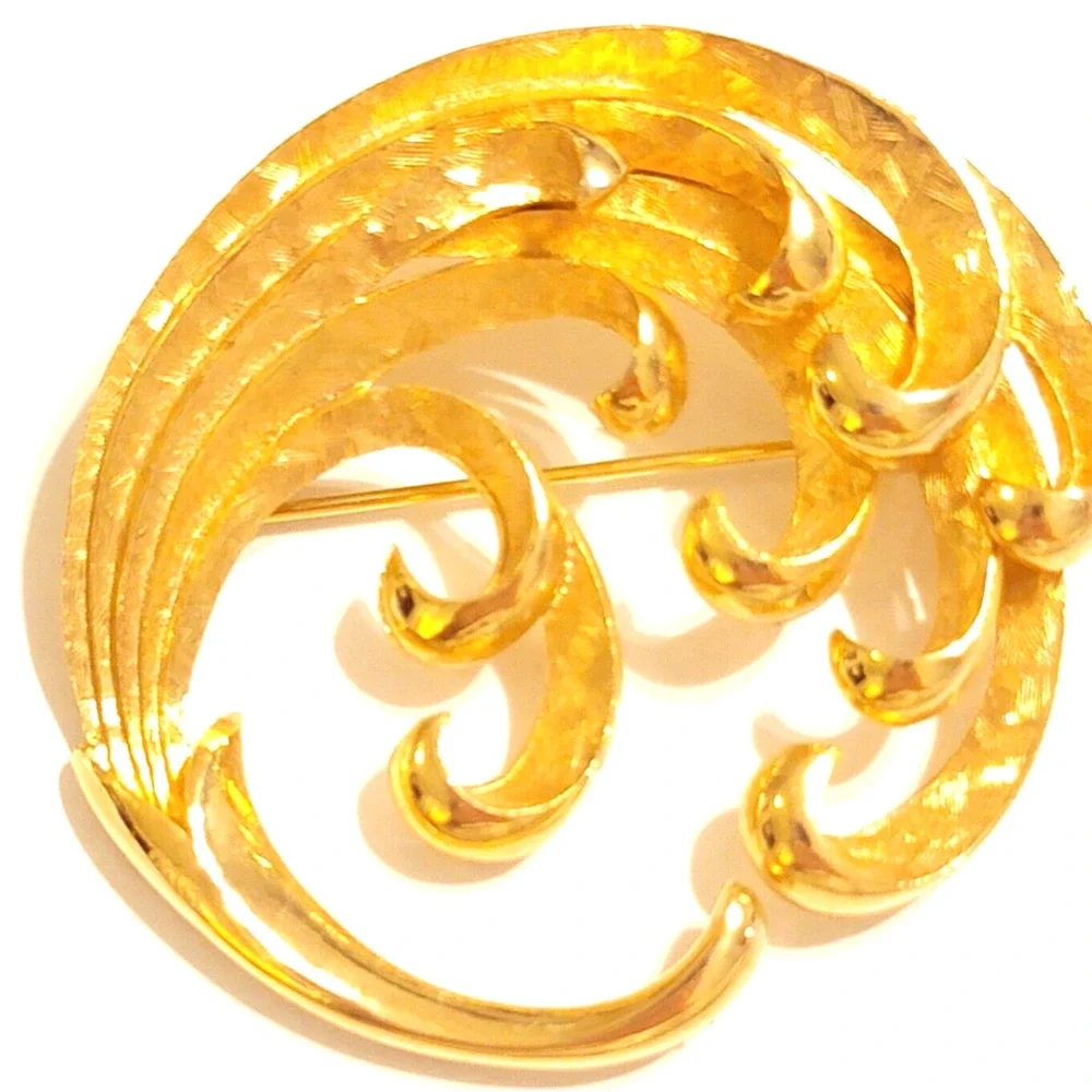 Vintage Large Gold Waves Round Wreath Brooch Pin,‎ 2